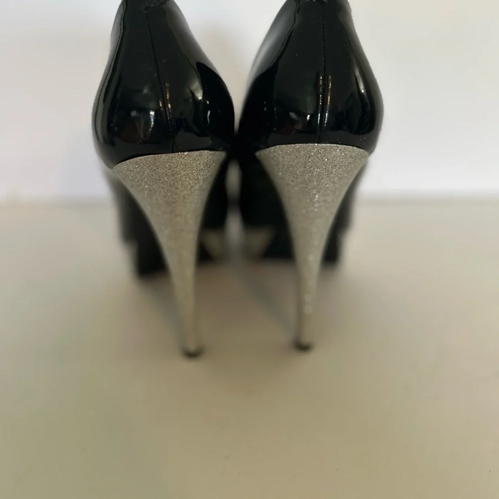 Guess Black and Silver Peep Toe HeelsSize 7